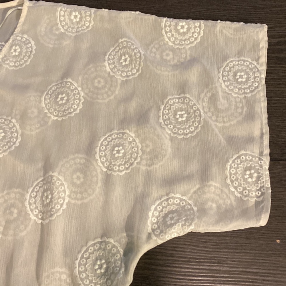 Knox Rose sheer cream kimono. Size S/M. Cute flower pattern. Off-white. - Picture 7 of 16